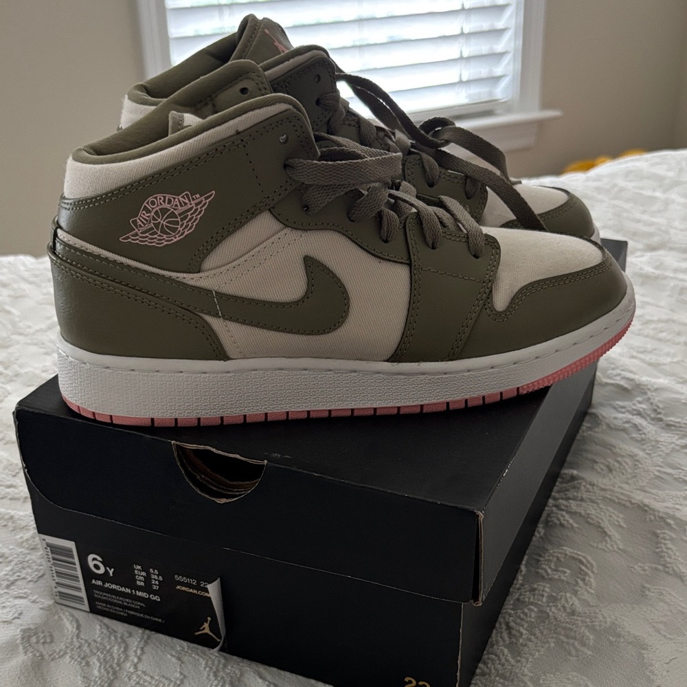 Jordan Kids Sneakers in Olive and Cream